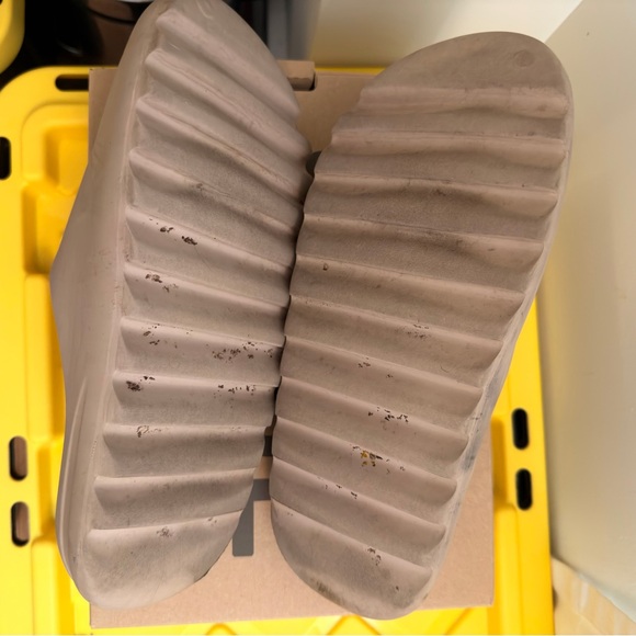 Yeezy Slides - Picture 7 of 7